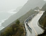 Das Hauptfeld unter str�menden Regen bei der 4. Etappe der Tour of California 2008